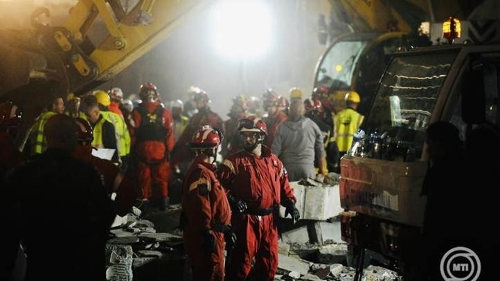 Újvidék, 2024. november 1. Munkagépekkel dolgoznak mentőalakulatok tagjai az újvidéki vasútállomáson 2024. november 1-jén, miután leszakadt az épület régi, 1965 óta nem felújított részének bejárat feletti tetőszerkezete.MTI/EPA/Marko Karovic