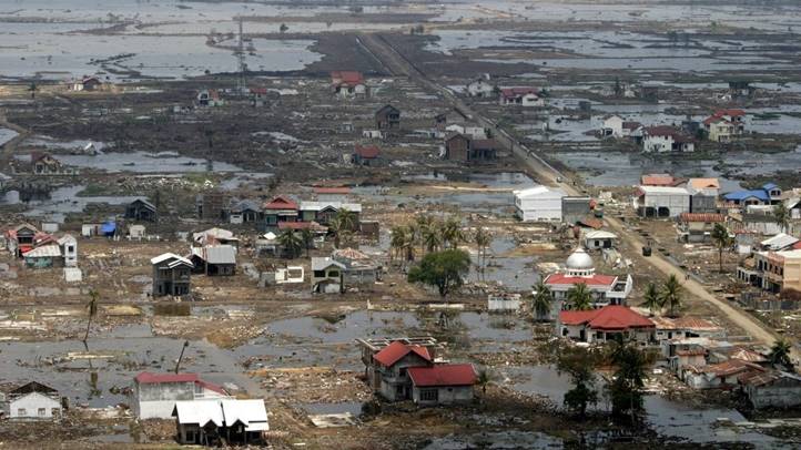 Az indonéziai Aceh tartományban 170 ezer, az Indiai-óceán partvidékén összesen legalább 230 ezer ember vesztette életét 2004. december 26-án, amikor a Richter-skála szerinti 9-es erõsségû tenger alatti földrengés következtében hatalmas szökõár zúdult Dél- és Délkelet-Ázsia, továbbá Kelet-Afrika partvidékére. (Fotó: MTI/EPA/Hotli Simanjuntak)