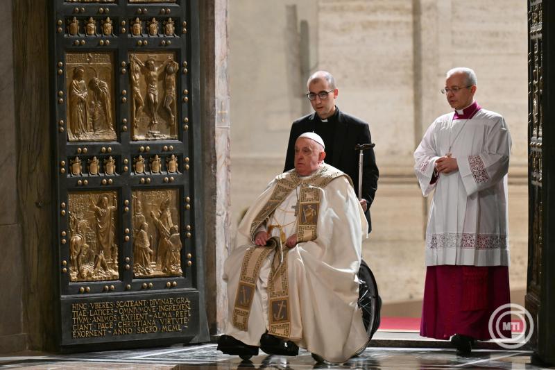 Vatikánváros, 2024. december 24. Ferenc pápa ünnepi miséjén megnyitja a vatikánvárosi Szent Péter-bazilika szent kapuját, amelynek keretében elindítja a "Remény zarándokai" mottóval meghirdetett jubileumi szent évet 2024. december 24-én. MTI/EPA pool/Remo Casilli