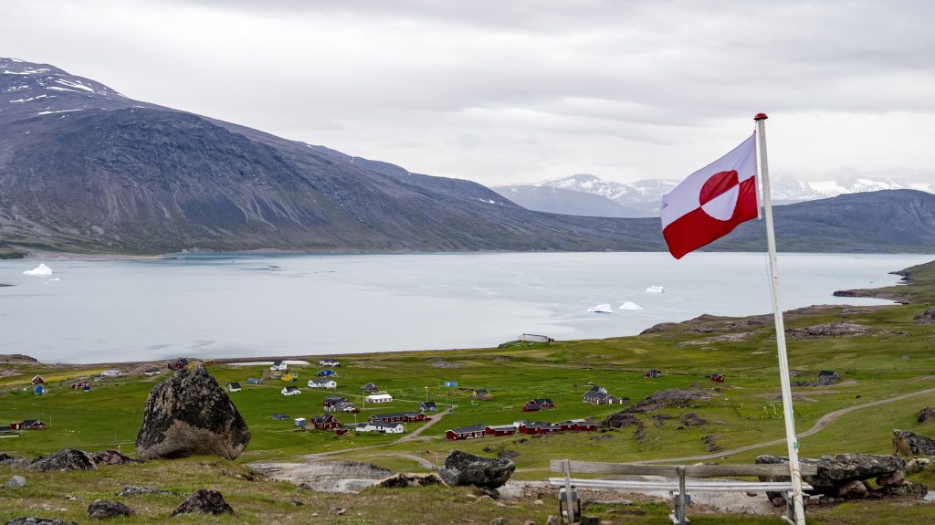 A 2025. január 7-én közreadott képen a grönlandi zászló leng Igaliku település határában. Ezen a napon ifjabb Donald Trump üzletember, Donald Trump amerikai elnök fia a dán fennhatóság alatt álló Grönland fővárosába, Nuukba érkezett (Fotó: MTI/EPA/Ritzau/Ida Marie Odgaard)