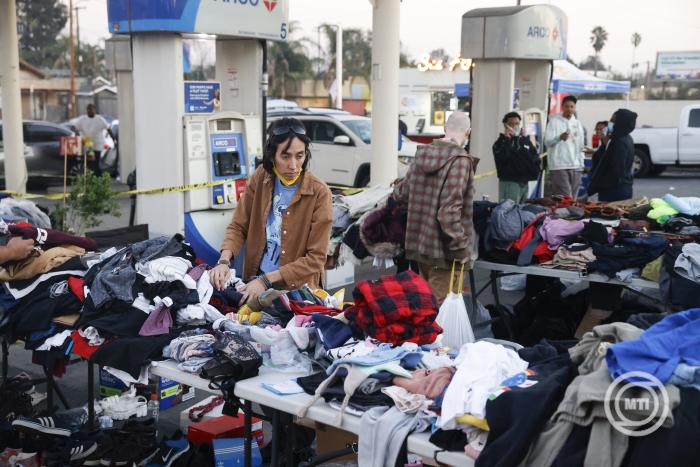 Altadena, 2025. január 11. Erdőtűz károsultjainak szánt adományok egy üzemen kívüli benzinkúton, a kaliforniai Altadenában 2025. január 10-én. A Los Angeleshez tartozó és a közelében fekvő településeken pusztító erdőtüzekben több mint tíz ember életét vesztette és több mint tízezer épület, főként lakóház égett le. MTI/EPA/Caroline Brehman