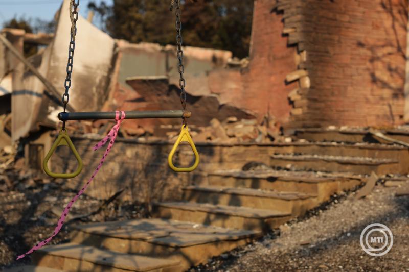  Los Angeles, 2025. január 11. Erdőtűz felemésztette lakóházegy hinta Los Angeles Pacific Palisades negyedében 2025. január 10-én. A szalag azt jelzi, hogy a zsarátnokokat kereső tűzoltók ellenőrizték a helyszínt. A Los Angeleshez tartozó és a közelében fekvő településeken pusztító erdőtüzekben több mint tíz ember életét vesztette és több mint tízezer épület, főként lakóház égett le. MTI/EPA/Allison Dinner