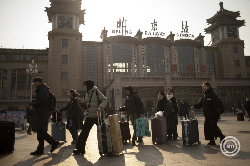 Peking, 2025. január 24. A holdújévre, a legnagyobb kínai ünnepre készülő utasok a pekingi főpályaudvar előtt 2025. január 24-én. A kínai holdújévvel idén az állatövek szerint jelölt tizenkét esztendő közül a kígyó éve köszönt be január 29-én, és ilyenkor hagyományosan százmilliók kelnek útra, hogy a családjuk körében töltsék el a tavaszünnepet. MTI/EPA/Andrés Martínez Casares