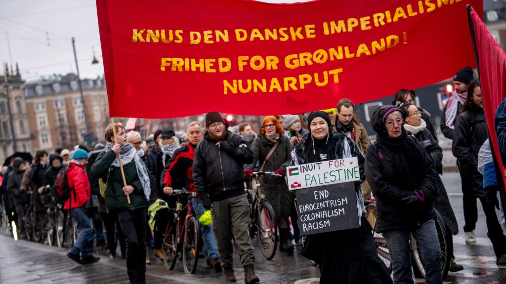 Grönlandi őslakosok Palesztináért? Az amerikaiak grönlandi befolyása, „dániai jelenléte” ellen tiltakoznak Koppenhágában, Donald Trump amerikai elnök kijelentésére reagálva, 2025. január 26-án (Fotó: MTI/EPA/Ritzau/Ida Marie Odgaard)