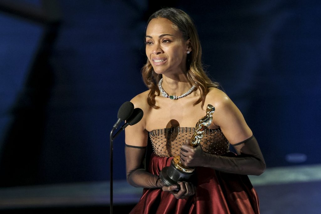 Zoe Saldana dominikai származású amerikai színésznő kezében a legjobb női mellékszereplőnek járó elismeréssel (Fotó: MTI/EPA/Allison Dinner)