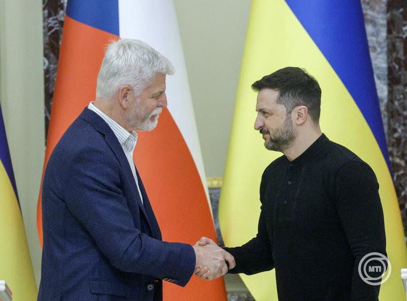 Volodimir Zelenszkij ukrán (j) és Petr Pavel cseh elnök kezet fog a Kijevben tartott sajtótájékoztatójuk végén 2025. március 21-én. MTI/EPA/Szerhij Dolzsenko