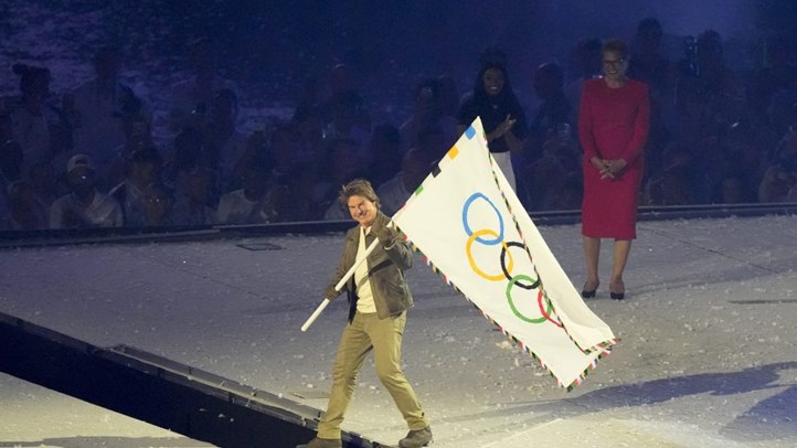 Tom Cruise amerikai színész (k) viszi az olimpiai zászlót a 2024-es párizsi nyári olimpia záróünnepségén a Stade de France-ban 2024. augusztus 11-én (Fotó: MTI/AP/Martin Meissner)