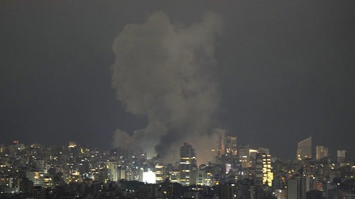 Füst száll a magasba Bejrút épületei felett egy izraeli légicsapás után 2024. október 10-én. A libanoni hatóságok szerint az Izrael és a libanoni Hezbollah Irán-barát milícia közötti konfliktus következtében több mint 2100 ember veszítette életét, a legtöbbjük az elmúlt két hétben. (Fotó: MTI/AP/Haszan Ammar)