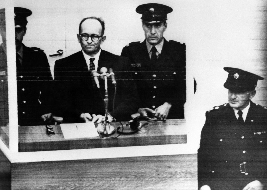 Adolf Eichmann Jeruzsálemben 1961. áprilisában megkezdődött perének tárgyalásán. A per végén 1961. december 15-én halálra ítélték (Fotó: MTI/FR)