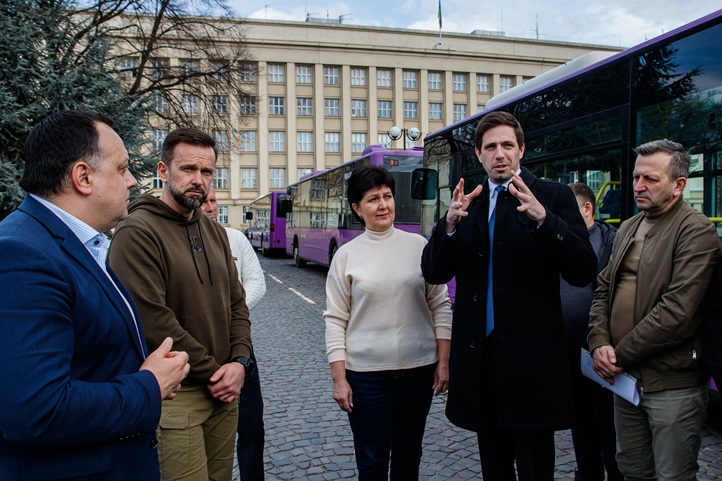 Magyar Levente, a Külgazdasági és Külügyminisztérium (KKM) parlamenti államtitkára (j2) beszél az adományok (6 db busz) átadásán Ungváron 2023. április 2-án. Mellette Viktor Mikita, Kárpátalja kormányzója (b2) és Csubirko Volodimir, a Kárpátaljai Megyei Tanács elnöke (b). MTI/Nemes János