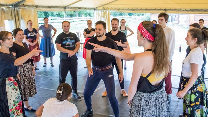 Minden Magyarok Tánctábora - Kiscsőszi táncoslábú résztvevők Bécstől Vancouverig