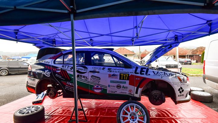 Eszti és Csabi végre versenyautóban… - A tavasz raliautóban találta a miskolci ralipárost. Fotók: Hajóka SportFotó