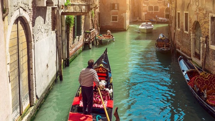 Világszerte egyre több város belépődíjjal lassítja a turistaáradatot