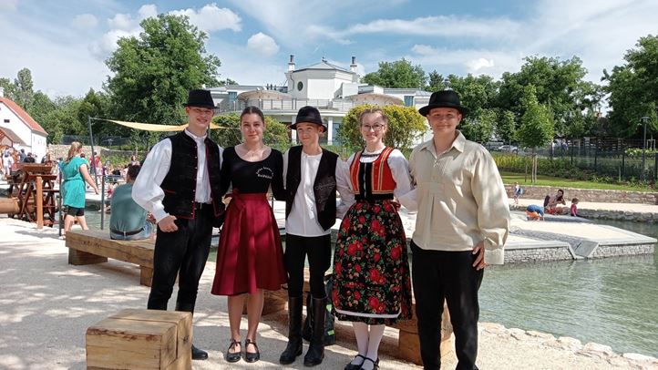 A népmese összetartó ereje - II. Kárpát-medencei Ifjú Népmesemondó Találkozó az élővizek városában 