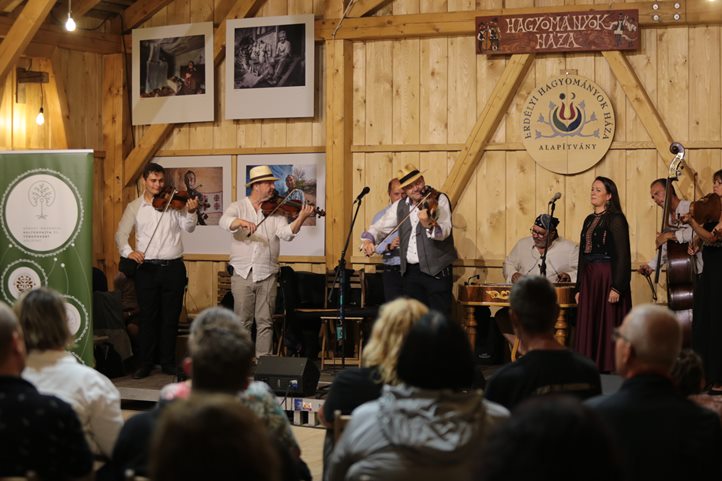 Tusványosi csűrdöngölő - A Hagyományok Háza a Bálványosi Nyári Szabadegyetem és Diáktáborban. Fotó: Farkas József