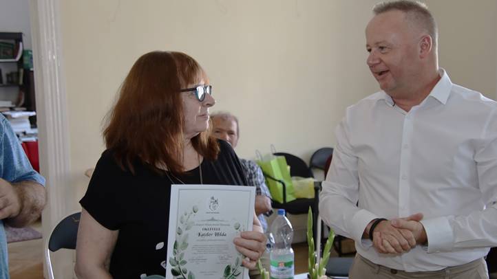 A MÚK elnöke átadja a díjat Hildának