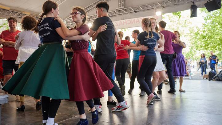 Egy nap tánc a Liszt Ferenc téren - 14. alkalommal szervezik meg a Táncház Napját. Fotó: DusaGábor  