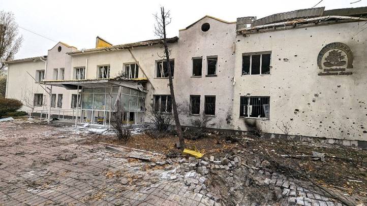 Egy éjszakai orosz dróntámadásban megrongálódott családi poliklinika a Dnyiprovszkij kerületben Kijevben. Fotó: NurPhoto via AFP