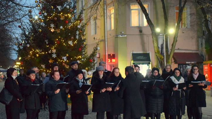 Meggyújtották az adventi koszorú negyedik gyertyáját - Ég a szeretet lángja Beregszászban is
