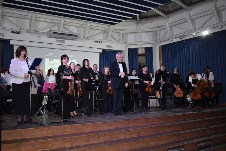 A szívet-lelket gyönyörködtető előadás keretében felcsendültek Peter Martin, Mikola Leontovics, John Williams és Franz Gruber művei, s olyan klasszikus karácsonyi dalok is elhangzottak, mint a „Mennyből az angyal”, „Pásztorok, pásztorok” vagy a „Csendes éj”. 