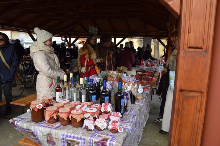 Adventi vásár Beregszászon - Közösségi alkalom a jótékonyság jegyében. Fotó: Kárpátinfo/Kovács Elemér