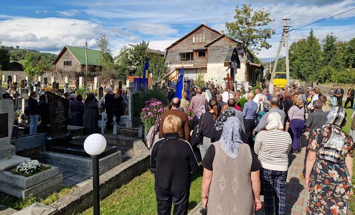 A Rahói járás Jaszinyai kistérségében szeptember 16-án végső búcsút vettek a háborúban elesett ukrán védelmezőtől, Vaszil Andrascsuktól.. Fotó: Jaszinyai kistérség