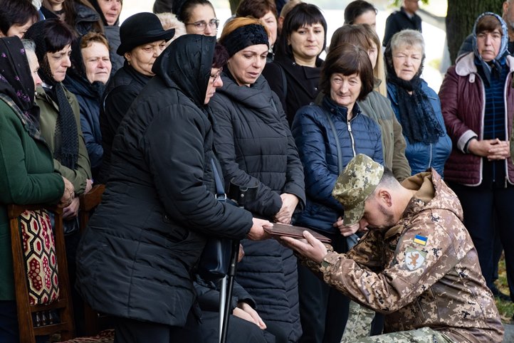 Ungváron utolsó útjára kísérték a háborúban elesett 42 éves Andrij Marics katonát. Fotó: Ungvári Városi Tanács