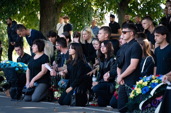 Ungváron végső búcsút vettek a háborúban elesett 26 éves Andrij Poticsnij rendőrhadnagytól. Fotó: Ungvári Városi Tanács