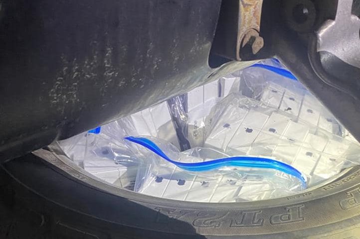 Több mint 7 millió hrivnya értékű Apple okostelefonokat találtak egy Toyota Land Cruiser terepjáróban az asztélyi határátkelőhelyen. Fotó: Ukrán Állami Vámszolgálat