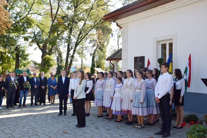 Főhajtás a beregardói Perényi Kultúrkúriában. Fotó: Kárpátinfo/Kovács Elemér