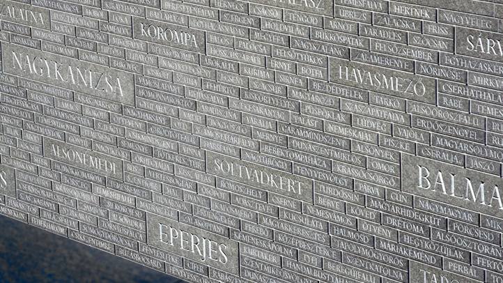 A történelmi Magyar Királyság 1913. évi összeírás szerinti 12 485 települései neveinek részlete a Nemzeti Összetartozás Emlékhelyén a Kossuth tér és az Alkotmány utca találkozásánál. A Zimay Balázs és Mohácsi Sándor tervezte száz méter hosszú, a tér felõl lejtõ, négy méter széles sétány két oldalfalára vésték fel a településneveket. A térépítészeti kompozíció Trianon 100. évfordulójára készült – MTVA/Bizományosi: Róka László