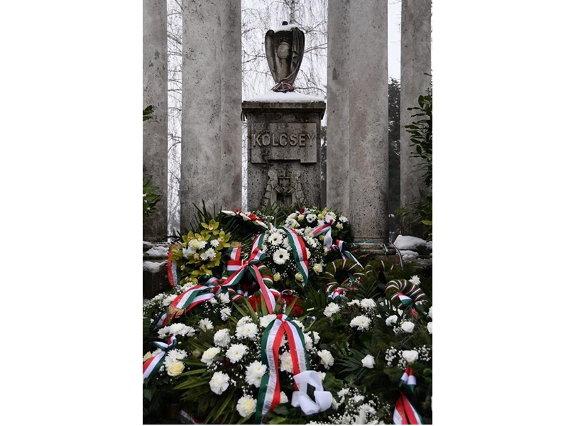A Szatmárcsekei református templomban tartott ökumenikus istentiszteletet követően Kölcsey Ferenc síremlékénél elhelyezték a KMKSZ Badalói Alapszervezetének koszorúját.