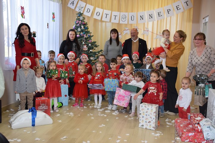 Névre szóló ajándék a badalói óvodásoknak - Határon átnyúló szeretet. Fotó: Kárpátinfo/Kovács Elemér