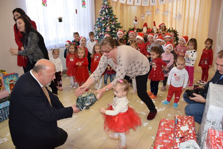 Névre szóló ajándék a badalói óvodásoknak - Határon átnyúló szeretet. Fotó: Kárpátinfo/Kovács Elemér