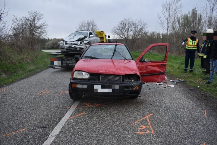 Az autó vezetője egy jobbos kanyarban átsodródott a szemközti forgalmi sávba, ahol nekiütközött a szabályos közlekedő Toyota elejének, majd oldalára borult.