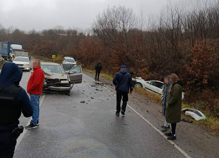 Két személyautó ütközött Beregszász térségében: négyen megsérültek. Fotó: FB/103zakarpat
