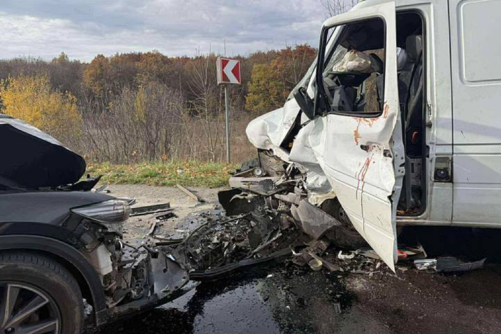 Öten megsérültek: személyautó és mikrobusz ütközött Gát közelében. Fotó: facebook.com/103zakarpat