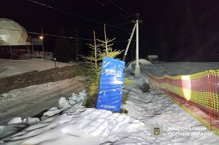 Egy fenyőfának ütközött lecsúszás közben, súlyos fejsérüléssel szállítottak kórházba egy 10 éves kijevi fiút. Fotó: Ukrán Nemzeti Rendőrség