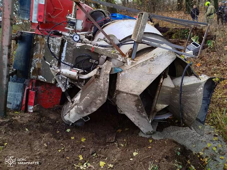 Árokba hajtott egy betonkeverő teherautó Gát végén. Fotó: DSZNSZ