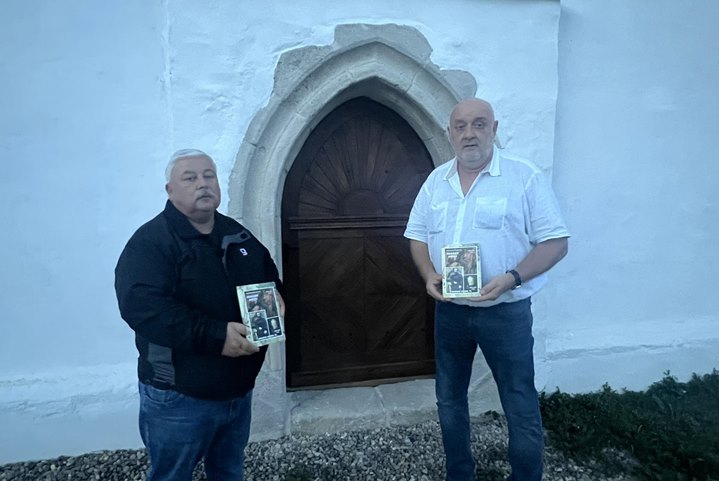 . A kötet 2023. október 6-án került az olvasók kezébe, dr Tilki Attila (jobbra) országgyűlési képviselő és Herka István (balról) polgármester helyszíni ajánlásával