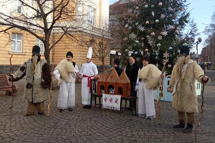 Betlehemesek Beregszász főterén. Fotó: Kárpátinfo/Kovács Elemér