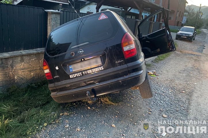 Kárpátalján történt közlekedési balesetben meghalt a 32 éves sofőr, két utasa pedig megsérült. Fotó: Nemzeti Rendőrség