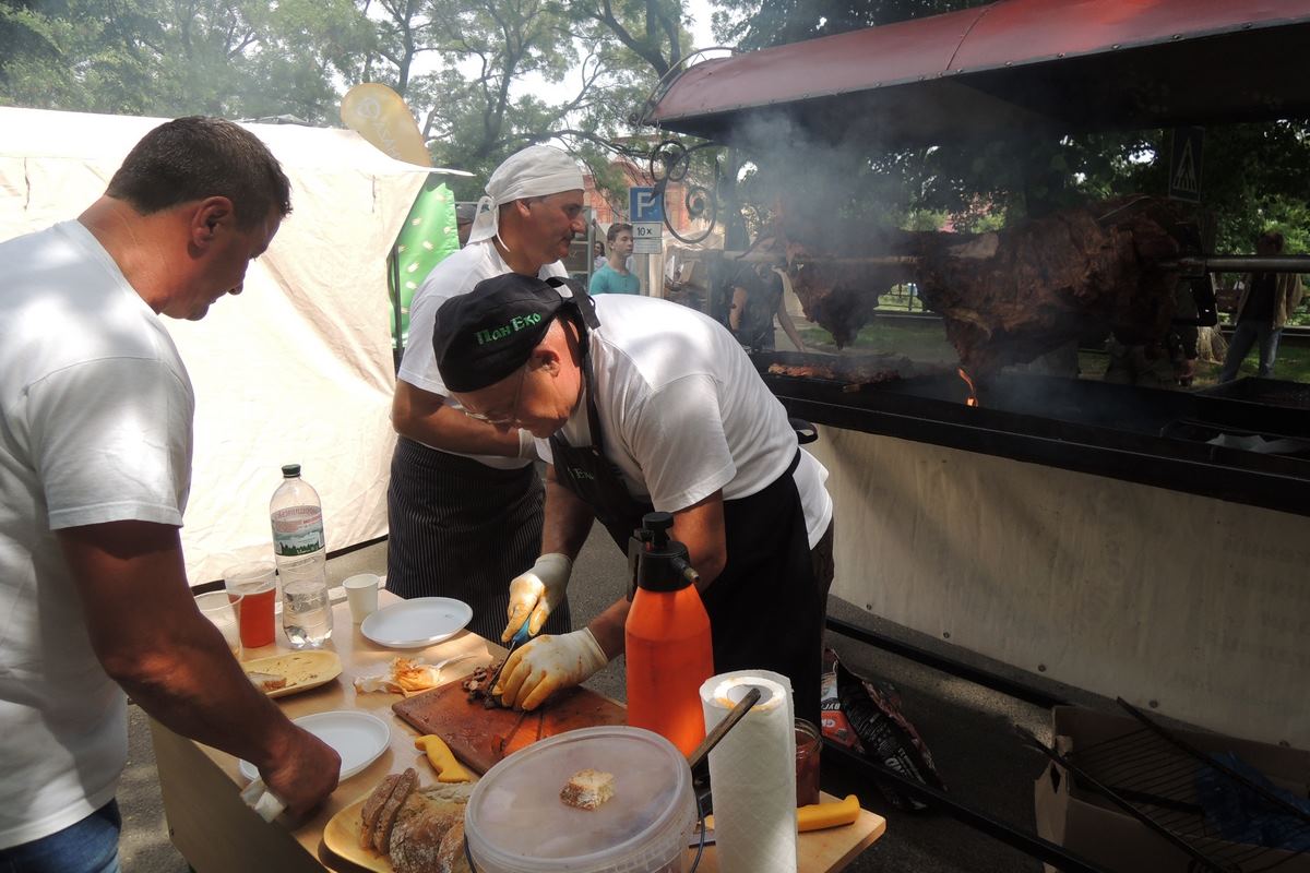 A nyárson sült mangalica látványnak sem utolsó