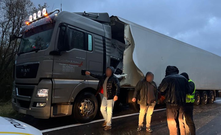 Kárpátalján őrizetbe vettek egy kamionsofőrt, aki október 27-én a munkácsi járási Nyizsnyij Vorota falu közelében, a Kijev - Csap autóúton halálos balesetet okozott. A közúti balesetben ketten meghaltak, hatan megsérültek. Fotó: Kárpátaljai Rendőrség