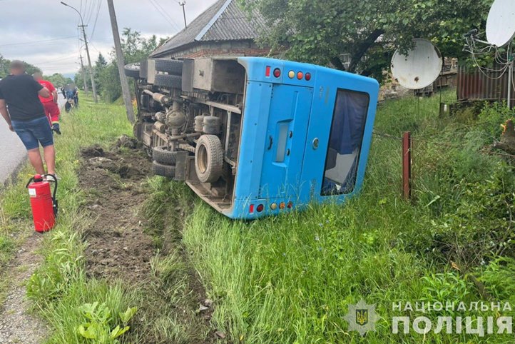 Felborult egy menetrend szerint közlekedő autóbusz Kárpátalján, többen súlyosan megsérültek. Fotó: Nemzeti Rendőrség