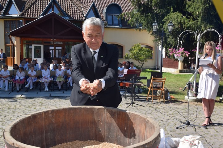 Magyarok kenyere – 15 millió búzaszem. Búzaösszeöntés Nagydobronyban. Fotó: Kovács Elemér