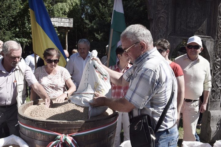 Magyarok kenyere – 15 millió búzaszem. Búzaösszeöntés Nagydobronyban. Fotó: Kovács Elemér