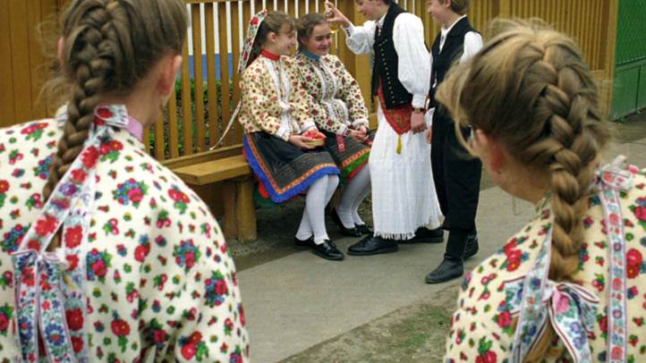 A Heves megyei Boldog községben a helyi Kaláris gyermek népiegyüttes tagjai a tájegység népviseletébe öltözve elevenítették fel a húsvéti népszokásokat és a locsolkodás hagyományát (MTI Fotó: H. Szabó Sándor)