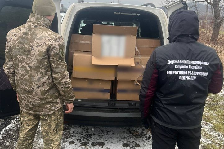 A Kárpátalja határ menti területén a bűnüldöző szervek lefoglaltak egy cigarettákkal megrakott mikrobuszt. Fotó: Ukrán Állami Határőrszolgálat