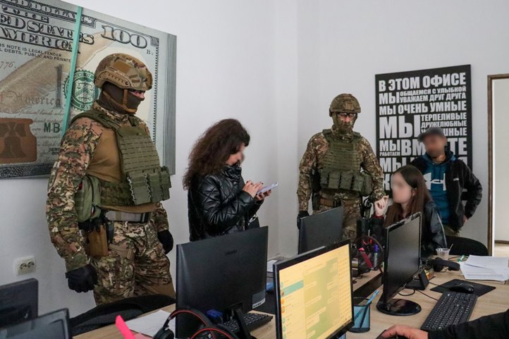 A Beregszászi járás rendőrei lelepleztek egy beregszászi call-centert, melynek munkatársai külfödiek átverésével foglalkoztak. Fotó: Kárpátaljai Rendőrség